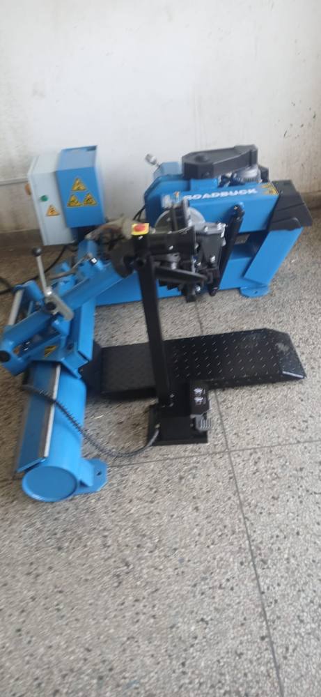 Truck tyre changer