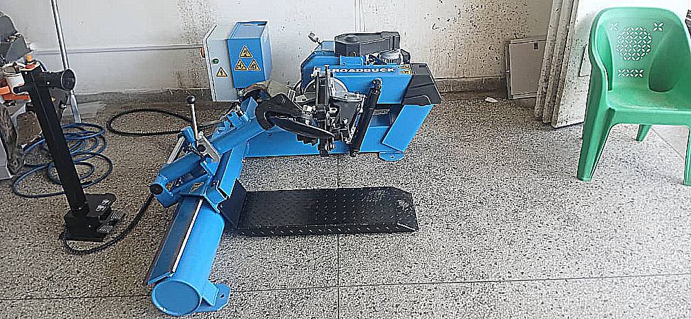 Truck tyre changer
