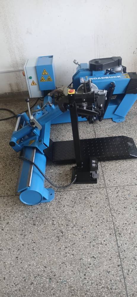 Truck tyre changer